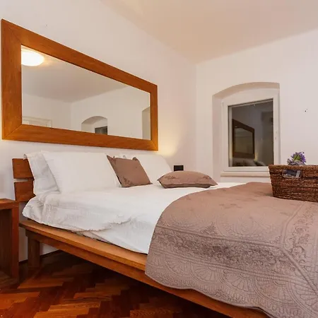 Piazza Dei Signori Penthouse Apartment *
