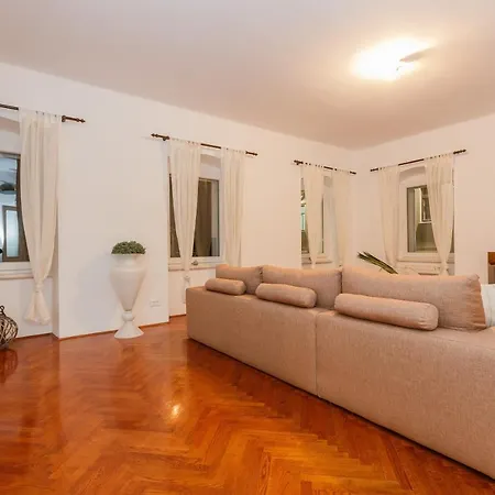Piazza Dei Signori Penthouse Apartment