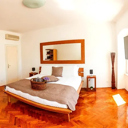 Piazza Dei Signori Penthouse Split
