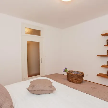 Piazza Dei Signori Penthouse Apartment *