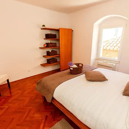 Piazza Dei Signori Penthouse Apartment *