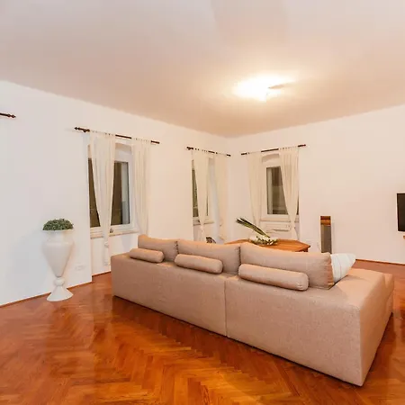 Piazza Dei Signori Penthouse Apartment Split