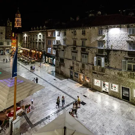 Piazza Dei Signori Penthouse Apartment *
